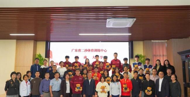 全红婵参加体教融合挂牌仪式 久违露面惊喜连连