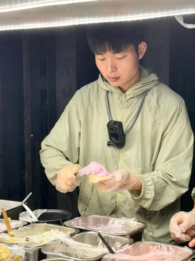 小伙辞去月薪八千工作，摆摊卖麻糍日入破千 粉色摊车引关注