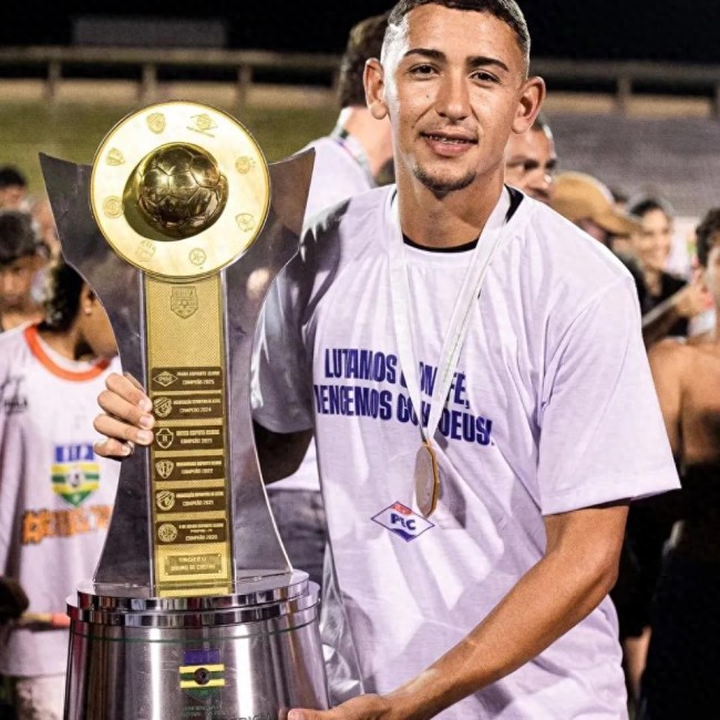 20岁巴西前锋骑摩托车撞上奶牛身亡 悲剧引发关注