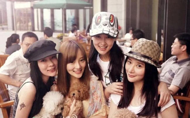 李小璐：44岁，回国失败，沦为弃儿。以前的妹妹
