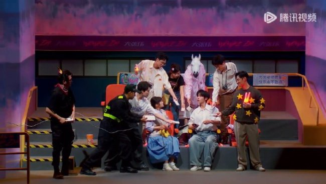 大张伟演唱会这场“重逢戏”也太会玩了！分手十年的情侣在大张伟演唱会偶遇