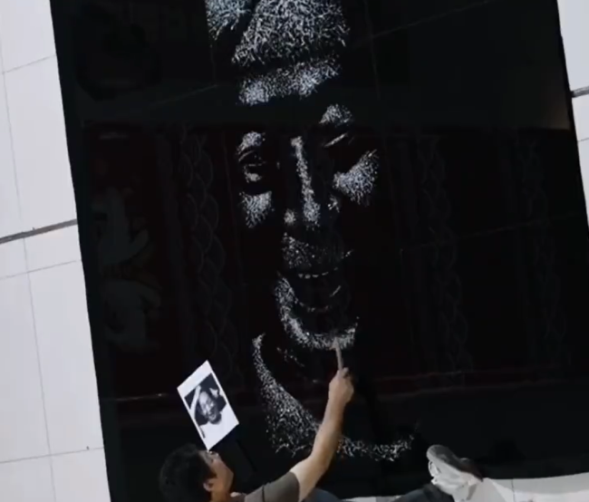 男子用铁锤在玻璃上作画致敬袁隆平 申报吉尼斯纪录