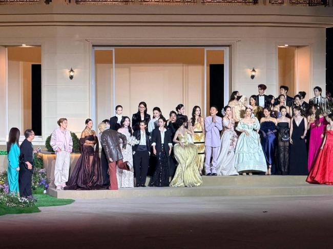 娜扎一把拉过杨幂 展现真挚友谊