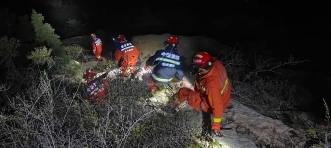 驴友看“网红攻略”走野路夜困大珠山