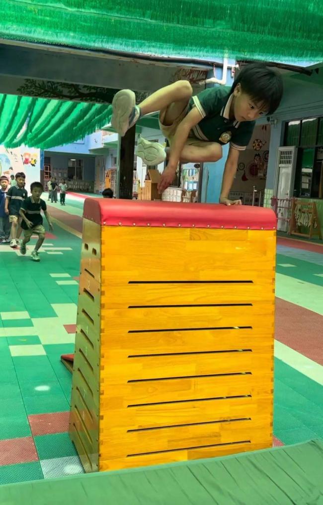 河南一幼儿园操场秒变“练兵场”,孩子每天体能训练1小时