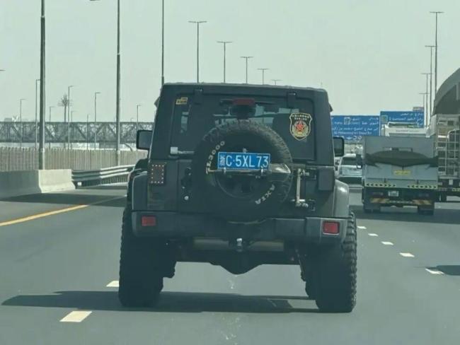 中国女子在迪拜偶遇浙C牌越野车