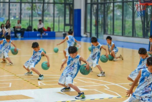 河南一幼儿园操场秒变“练兵场”,孩子每天体能训练1小时