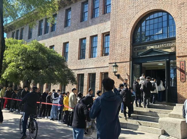 民众送别著名物理学家杨振宁 清华园内外共寄哀思