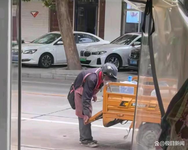 87岁大爷送桶装水 网友捐款送推车 自食其力感动网友