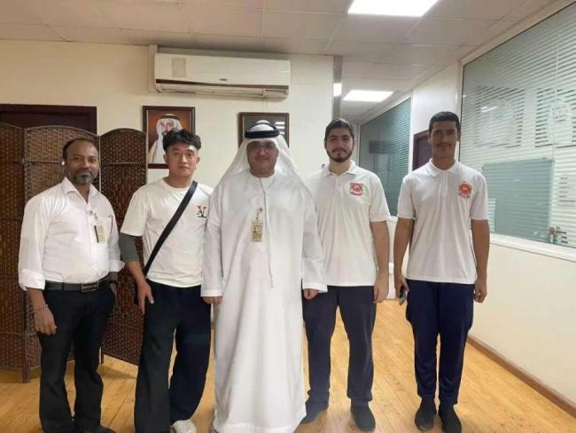 中国女子在迪拜偶遇浙C牌越野车 车主自驾2万公里抵达