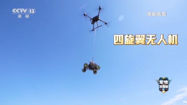無人機掛載自殺式排爆小車精準完成任務 演練畫麵