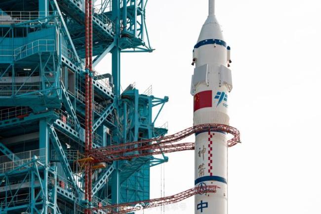 神舟二十一号已就位！船箭组合体转运大片来了
