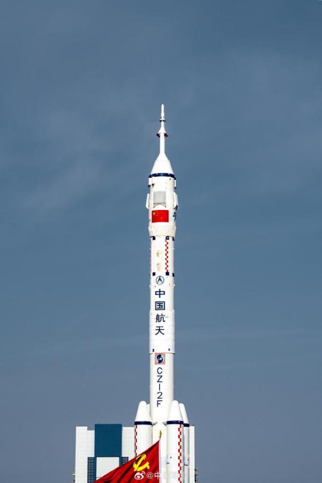 神舟二十一号已就位！船箭组合体转运大片来了