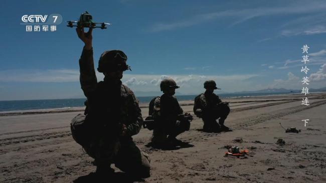 解放军首次展示机器狼冲滩!两栖战车送上滩头,带着步枪杀向敌军