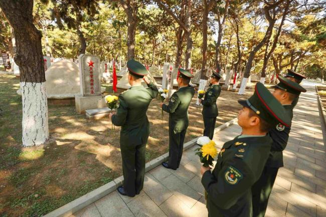 某旅官兵寻根溯源传承英雄部队血脉 不畏强敌敢打必胜