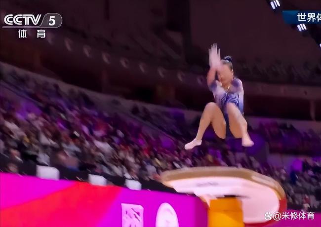 中国老将失误摔倒!第一跳0分情绪崩溃,教练及时帮她退赛 梦想首秀遗憾收场