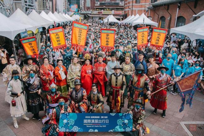 台网红“馆长”启程来京 有人喊加油 流量与真实碰撞