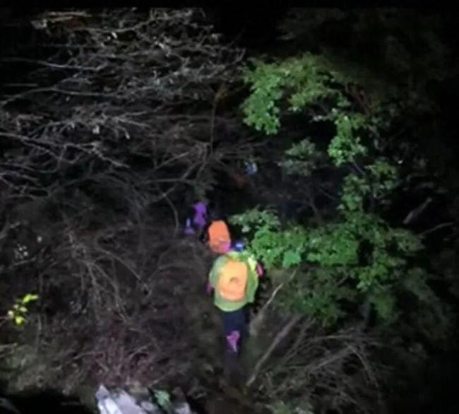 19人被困南太行山懸崖 1人遇難 救援連夜展開