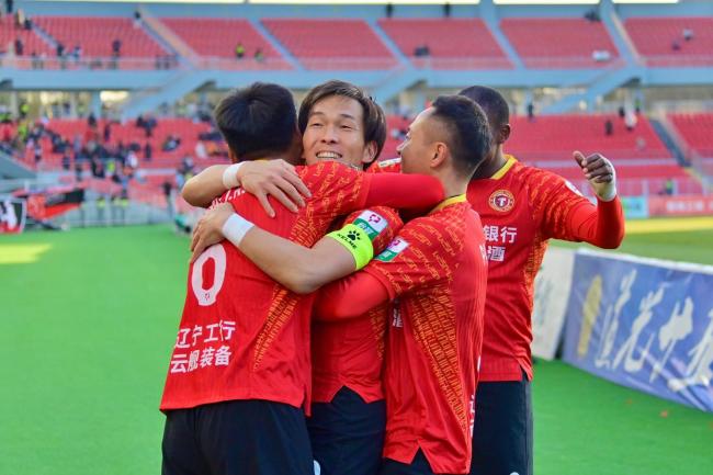 辽宁铁人球员将主教练抛向空中 庆祝夺冠冲超
