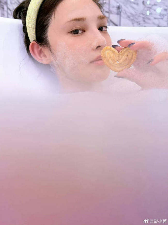 彭小苒破万福利九宫格出浴照 视觉与诚意的双重献礼