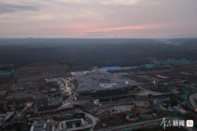 我国西部在建最大高铁站取得新进展 主体结构完工