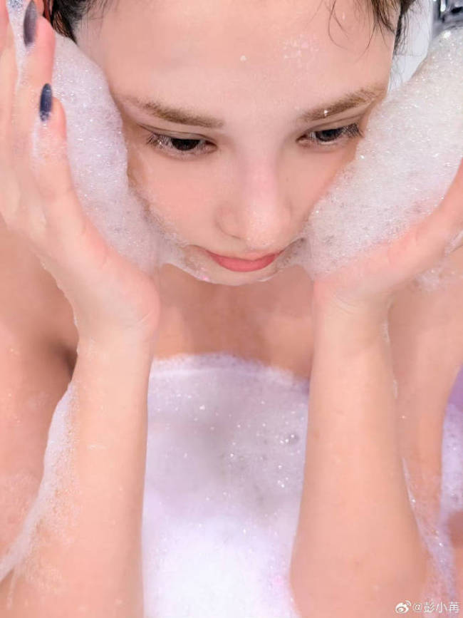 彭小苒破万福利九宫格出浴照 视觉与诚意的双重献礼