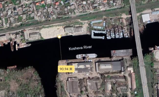 俄军大规模炮轰赫尔松沿岸 夜战火光映战场