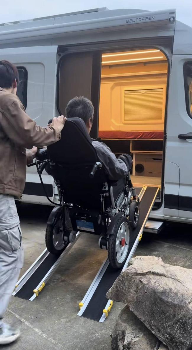 不想母亲被困在床上带她看世界 改造房车开启旅程
