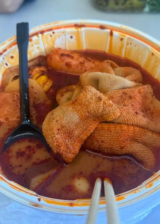 麻辣烫吃出整块抹布?门店:考虑报警 双方沟通未果