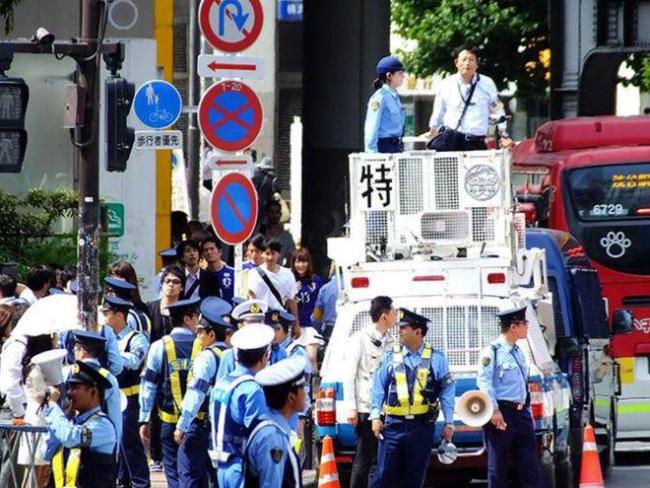 特朗普访日当天遇突发状况 大使馆附近警察遭袭