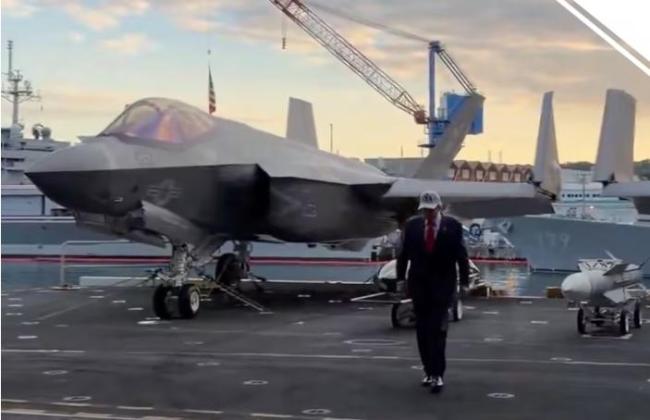 特朗普在美航母上讲话时用手拍导弹 标志性舞蹈引关注