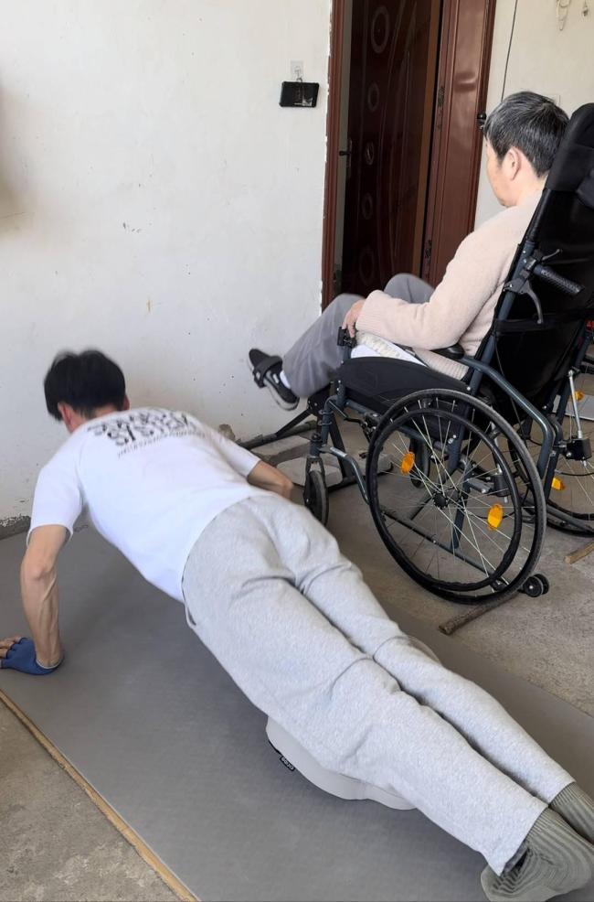 不想母亲被困在床上带她看世界 改造房车开启旅程