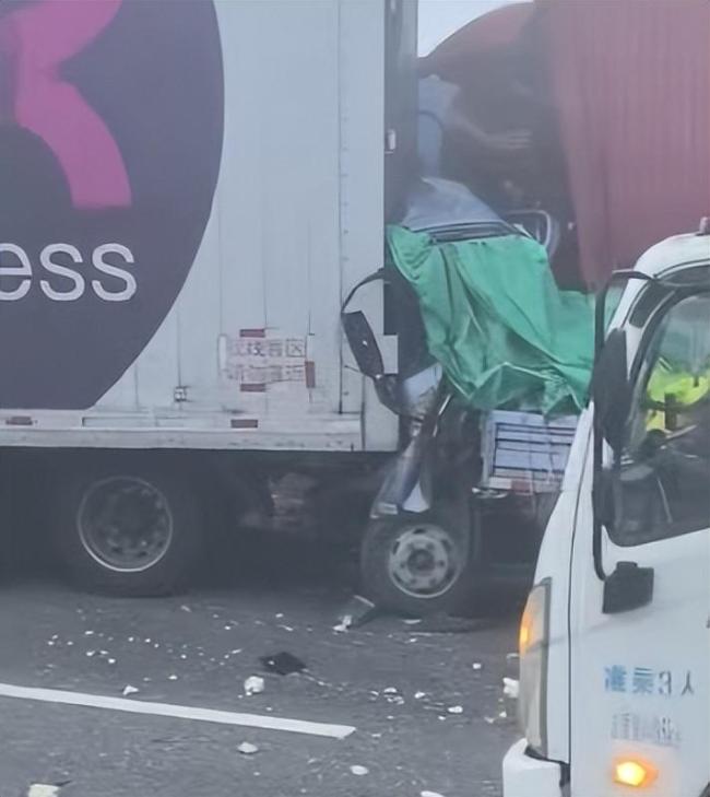津石高速浓雾中发生多车追尾事故 约40辆车连环相撞