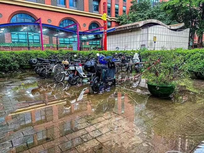 一瞬间手被烧黑 只因忽视这个充电细节!