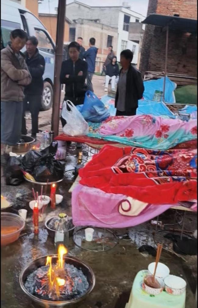 村民办丧事围墙倒塌 6名吊唁者身亡 悲剧背后的隐患