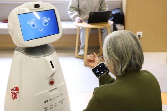 老人需要什么样的养老机器人 智能助老新体验