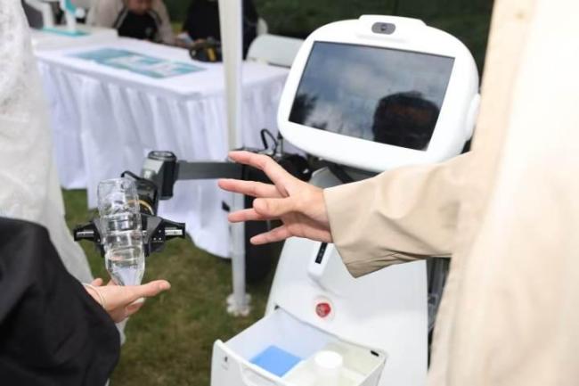 老人需要什么样的养老机器人 智能助老新体验