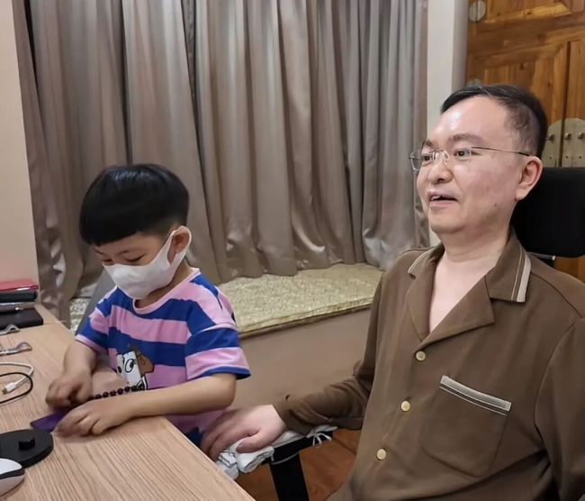 蔡磊身体状况恶化,全身仅眼球能动,靠眼控仪工作到深夜……