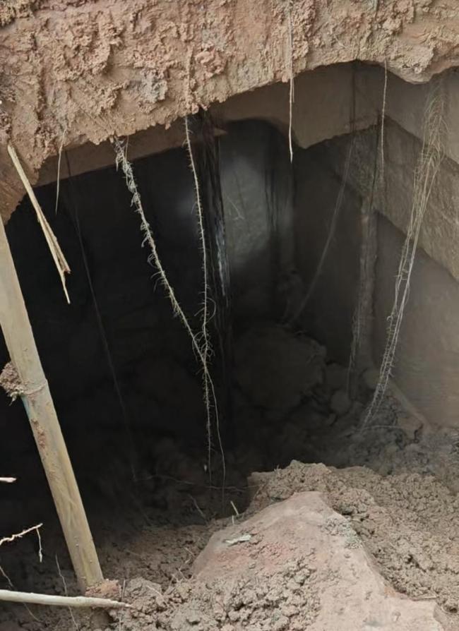 四川乐山大佛街道一工地挖出古墓