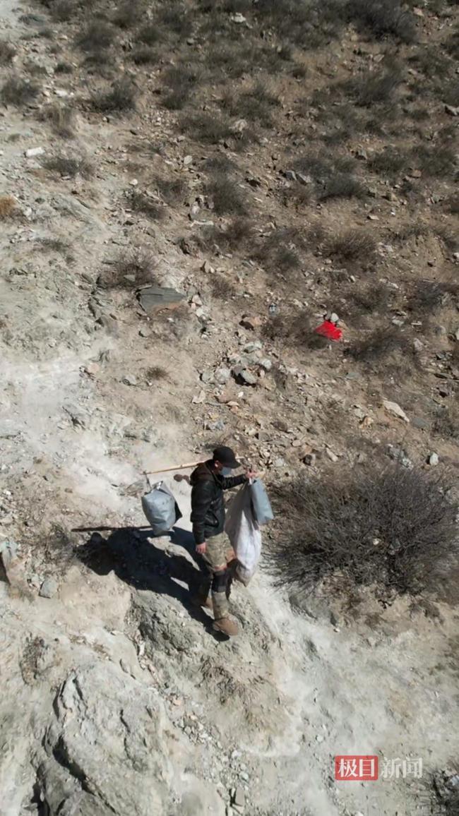 男子进山捡垃圾十年捡10万多个饮料瓶 大青山清道夫的坚持