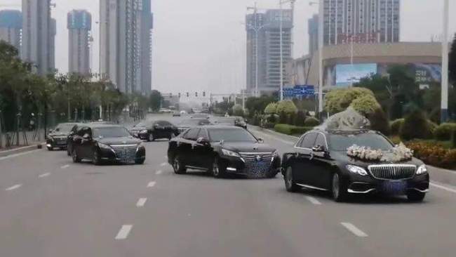 广东茂名10辆婚车在机动车道S形走位