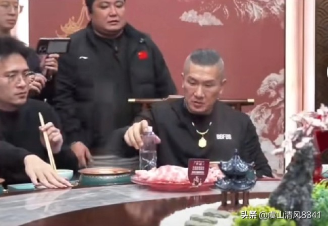 “馆长”品尝涮羊肉快乐得像个孩子！