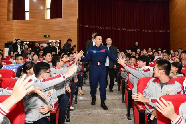 航天員宋令東回山東老家了 分享太空經歷激勵學子