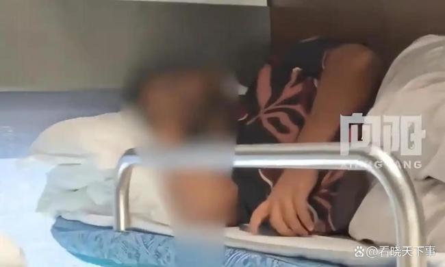女子称上完厕所卧铺被外国人霸占 网友热议如何应对