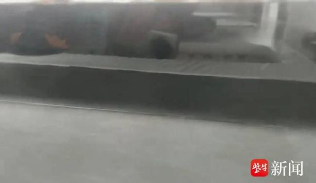 女子如厕被男同事两次偷拍 公司处理引争议