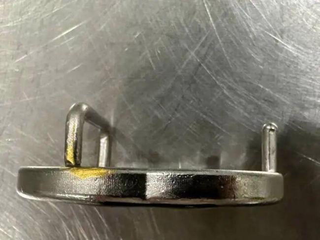 黄金手镯和皮带扣涂成银色入境被查 伪装贵金属企图过关