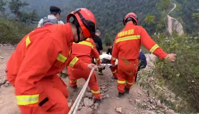 女子象鼻窝登山骨折 救援队紧急施救 封闭公园内的艰难救援