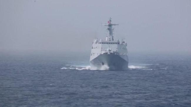 万吨大驱海上编队实战演练！导弹连射 对“敌”舰艇编队火力全开 冷热共架发射系统创造火力奇迹