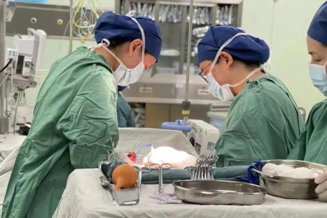 52岁极高龄女子成功诞下龙凤胎 刷新医院分娩年龄纪录