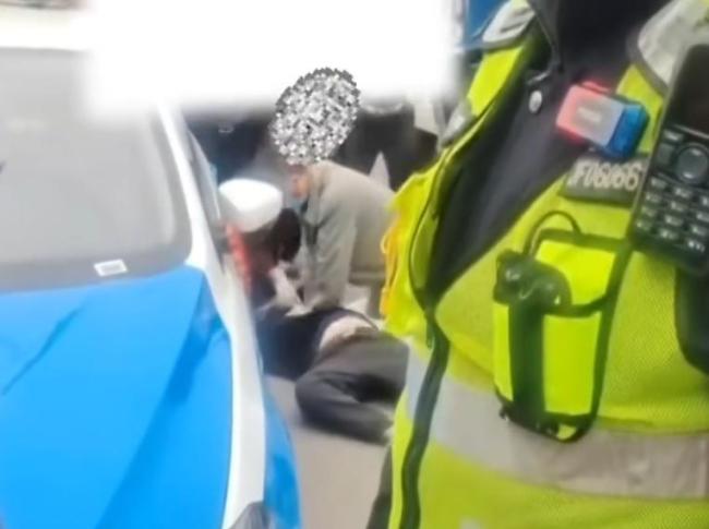 四川的哥疑因2元争执"被气死" 两块钱引发悲剧